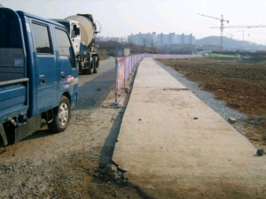 남성초 통학로 초입길. 오른쪽이 시멘트로 만들어진 임시통학로. 옆으로 화물차량들이 수시로 통행을 하고 있다. 